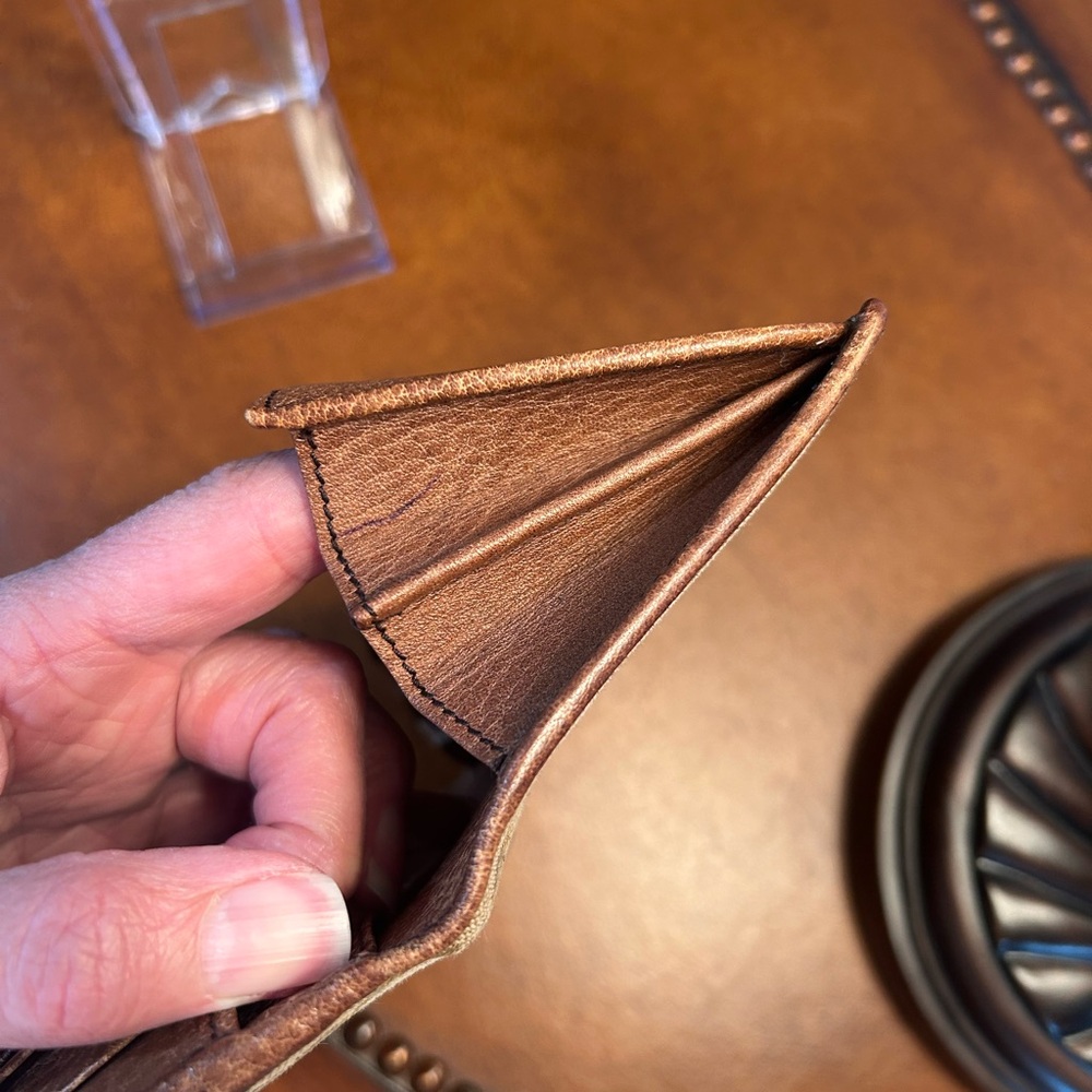 Gucci Distressed Wallet - Picture 9 of 11